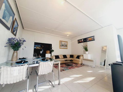 Architectural Bright Open 2B&1B Home With A Private Garden At Yarralumla - Tourism Search 4