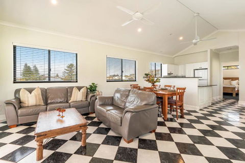 Arcoola 1 - Overlooking Main Beach - Tourism Search 4