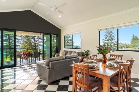 Arcoola 1 - Overlooking Main Beach - Tourism Search 3