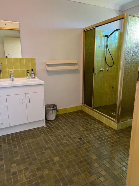 Aspley Large Room & Share Bathroom With Other Guests - Tourism Search 3