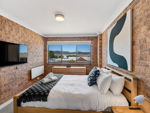 Astrids At Central Park - 2BR L Lake & Mountain Views L Central Location L WiFi - Tourism Search 3