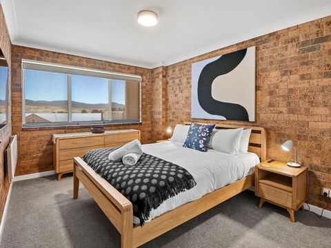 Astrids At Central Park - 2BR L Lake & Mountain Views L Central Location L WiFi - Tourism Search 4