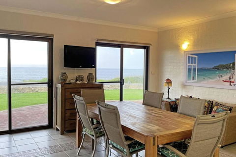 Augusta Beachfront - Watch The Whales Go By - Tourism Search 3