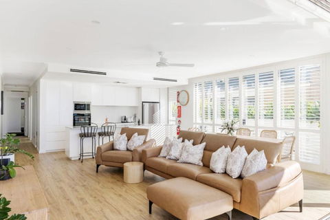 Aura 3 Spectacular Beachside Views - Tourism Search 3