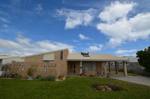 Ayres Rocks - Tourism Search 0
