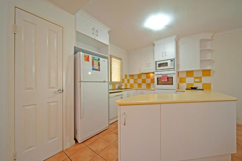 At Beach Court Holiday Villas - Tourism Search 4