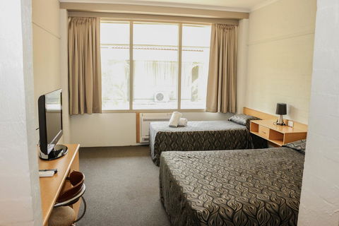 Salisbury Hotel Motel - Tourism Search 11