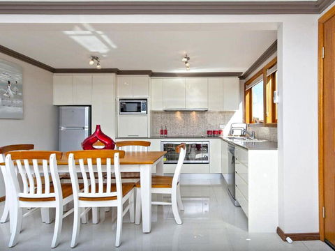 'Beach Break 2', 2/10 Lionel St - Downstairs Unit With Aircon - Tourism Search 2