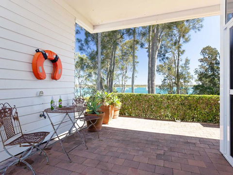 'Corlette Waterfront', 2/44 Danalene Parade - Waterfront Luxury, WIFI, Aircon, Boat Parking - Tourism Search 3
