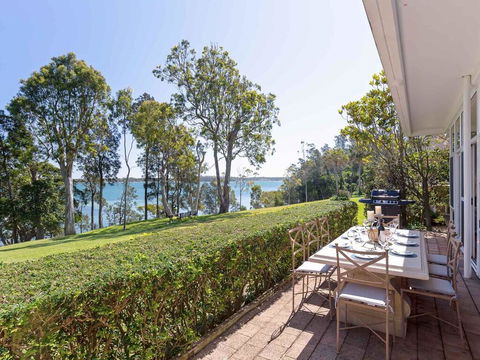 'Corlette Waterfront', 2/44 Danalene Parade - Waterfront Luxury, WIFI, Aircon, Boat Parking - Tourism Search 2