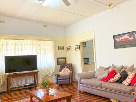 'Daves Place', 27 Rigney St - Holiday House With WIFI, Aircon & Boat Parking - Tourism Search 1
