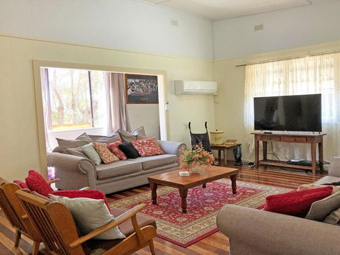 'Daves Place', 27 Rigney St - Holiday House With WIFI, Aircon & Boat Parking - Tourism Search 3