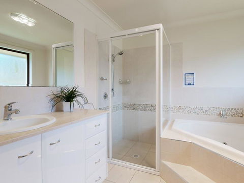 'Sandy Point Haven', 21a Sandy Point Rd - Stylish Haven With WIFI, Air Conditioning & Water Views - Tourism Search 1