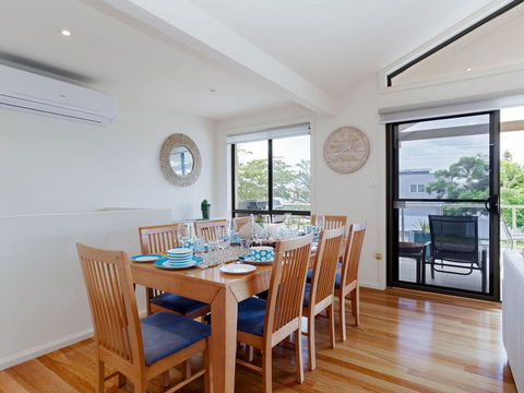'Sandy Point Haven', 21a Sandy Point Rd - Stylish Haven With WIFI, Air Conditioning & Water Views - Tourism Search 3