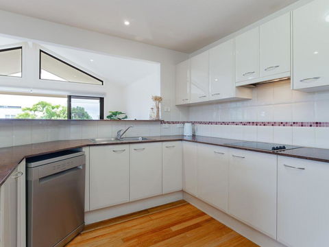 'Sandy Point Haven', 21a Sandy Point Rd - Stylish Haven With WIFI, Air Conditioning & Water Views - Tourism Search 2