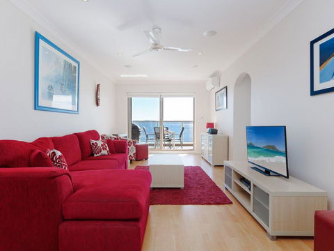 1 'Kiah', 53 Victoria Parade - Stunning Views, Wifi, Aircon, Just Across The Road To The Water - Tourism Search 1