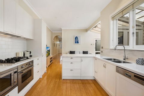 2-Bed House With Patio Near Bars And Restaurants - Tourism Search 3