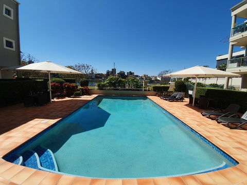 2BR Lovely River , Retreat Pool, Gym, Wine, Netflix - Tourism Search 1