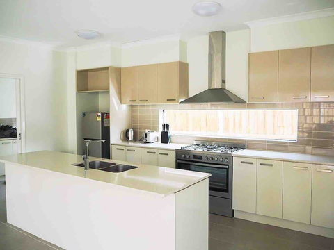 4 Bed 2 And A Half Bath Luxury Villa In Point Cook - Tourism Search 3