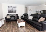 4 Bedroom Inner City Townhouse - SLEEPS 9 