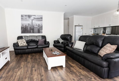 4 Bedroom Inner City Townhouse - SLEEPS 9 !! - Tourism Search 0