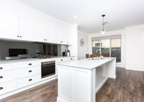 4 Bedroom Inner City Townhouse - SLEEPS 9 !! - Tourism Search 1