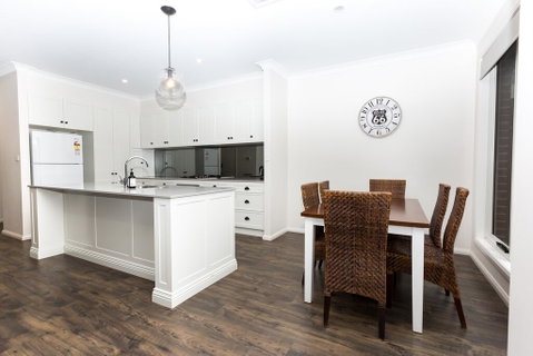 4 Bedroom Inner City Townhouse - SLEEPS 9 !! - Tourism Search 3
