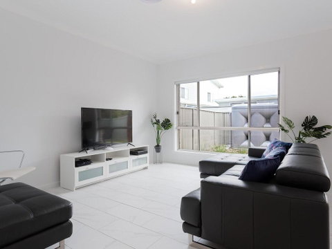 5B BENT STREET - LARGE HOUSE WITH DUCTED AIR CON, WIFI & FOXTEL - Tourism Search 1