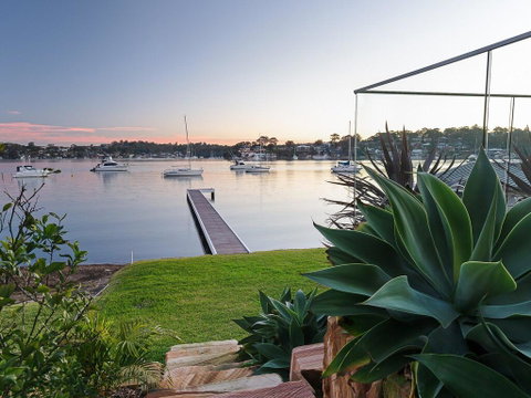 Absolute Waterfront Lakehouse Fishing Point Waterfront Pool Jetty - Tourism Search 2