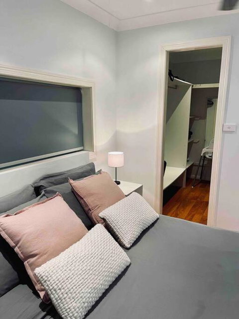 DOCK 08 Riverside Entertainer Pets Welcome - Tourism Search 3