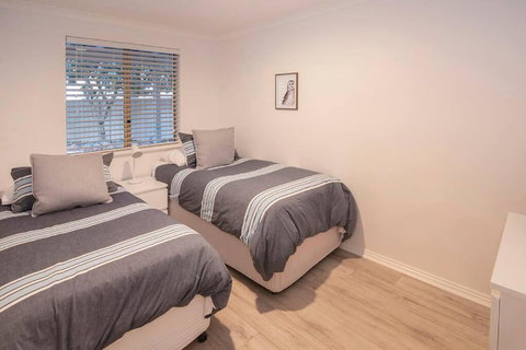 Eagle Bay Summerhaus - Tourism Search 4