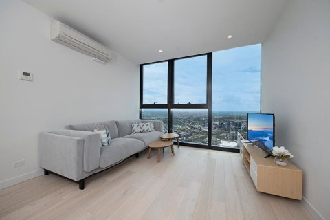 EQ Tower Modern Apartments Melbourne Central CBD - Tourism Search 3