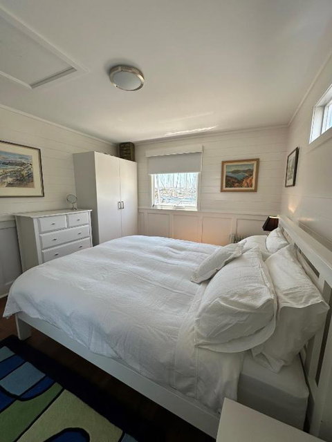 Elegant And Scenic Floating Boat House - Tourism Search 3