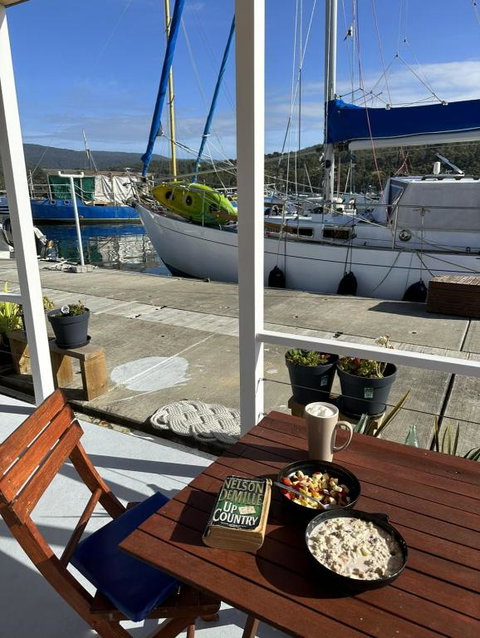 Elegant And Scenic Floating Boat House - Tourism Search 4