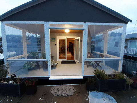 Elegant And Scenic Floating Boat House - Tourism Search 0