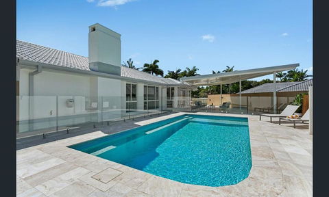 Family Retreat In Burleigh - Tourism Search 0