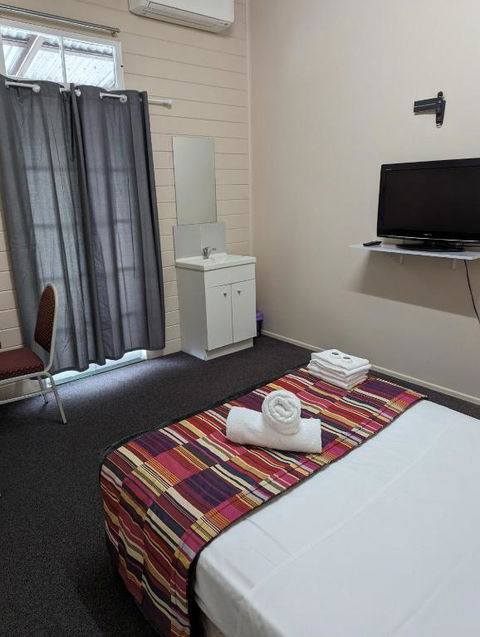 GRAND CENTRAL HOTEL PROSERPINE - Tourism Search 3
