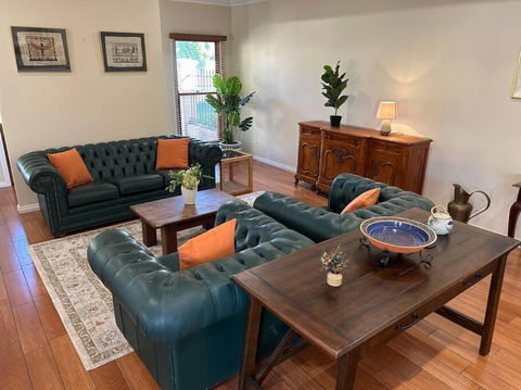 Grand Retreat In Peaceful Street - Tourism Search 0