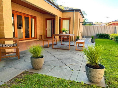 Grand Retreat In Peaceful Street - Tourism Search 1