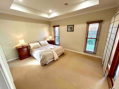 Grand Retreat In Peaceful Street - Tourism Search 3