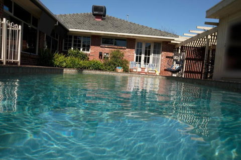 Hampton Spacious House & Pool - Tourism Search 0