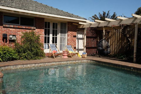 Hampton Spacious House & Pool - Tourism Search 2