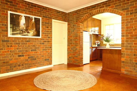 Hampton Spacious House & Pool - Tourism Search 3