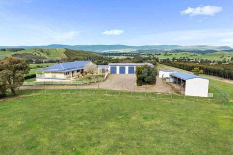 IRONBARK FARM Farmhouse On 52 Acres In The Scenic Yarra Valley - Tourism Search 1