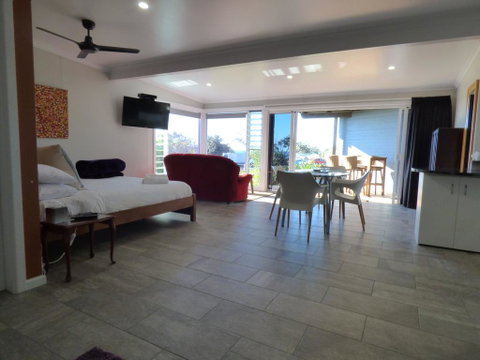 ArtHOUSE Beachfront Accommodation - Tourism Search 3