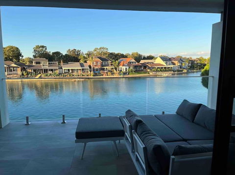 Luxury On The Lake - Tourism Search 0