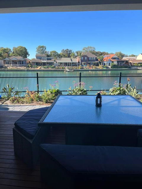 Luxury On The Lake - Tourism Search 1