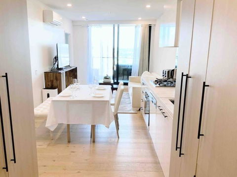 M-city Apartment - Executive Twin King Ensuites - Fully Equipped - Free Parking, Fast Wifi, Smart TV, Netflix, Complementary Drinks & Amenities - M-city Shopping Centre Clayton 3168 - Tourism Search 0