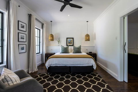 MAIN STREET RETREAT - King BRs, Comp Minibar, Breakfast Prov, Fireplaces - Tourism Search 1
