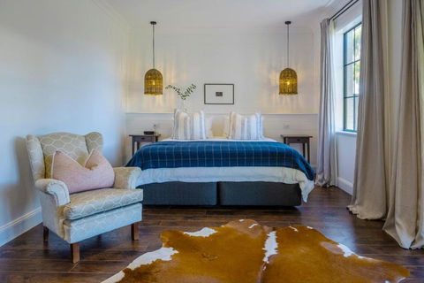 MAIN STREET RETREAT - King BRs, Comp Minibar, Breakfast Prov, Fireplaces - Tourism Search 0